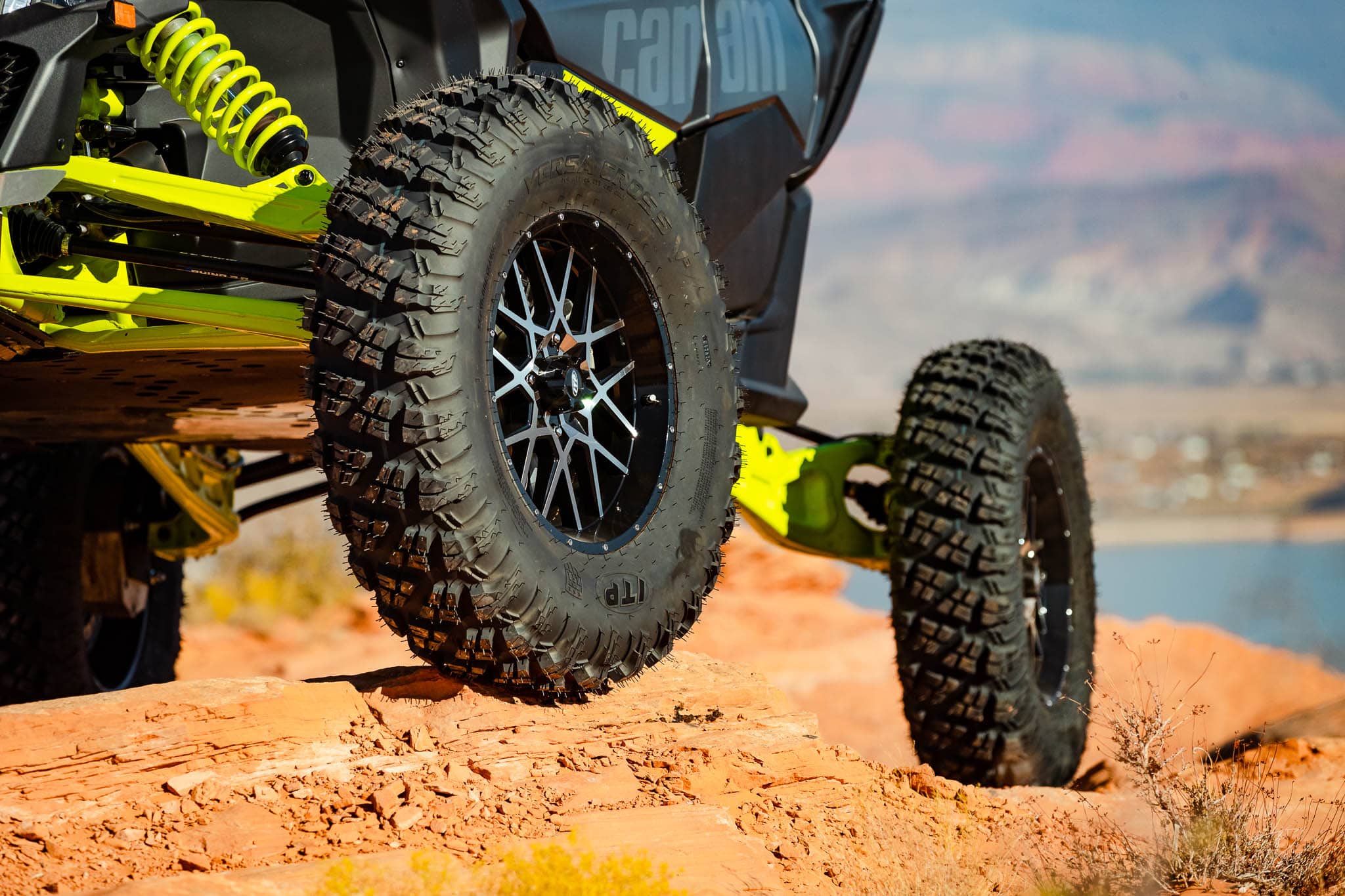 Imagen de llantas ITP Tires para UTV, RZR y X3, optimizadas para terrenos 4x4, offroad, Polaris y Can-Am, ideales para rutas todoterreno