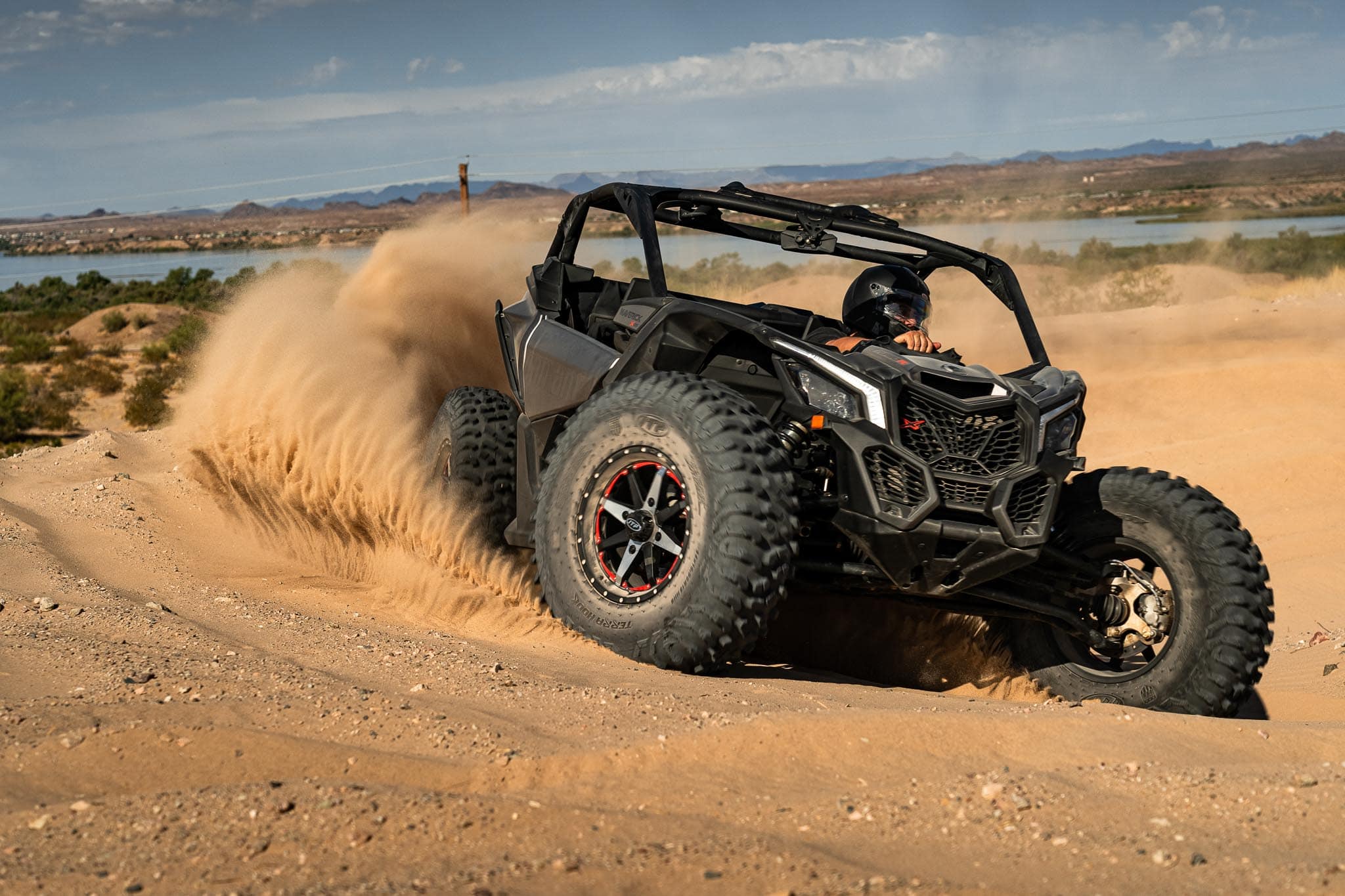 Imagen de llantas ITP Tires para UTV, RZR y X3, optimizadas para terrenos 4x4, offroad, Polaris y Can-Am, ideales para rutas todoterreno