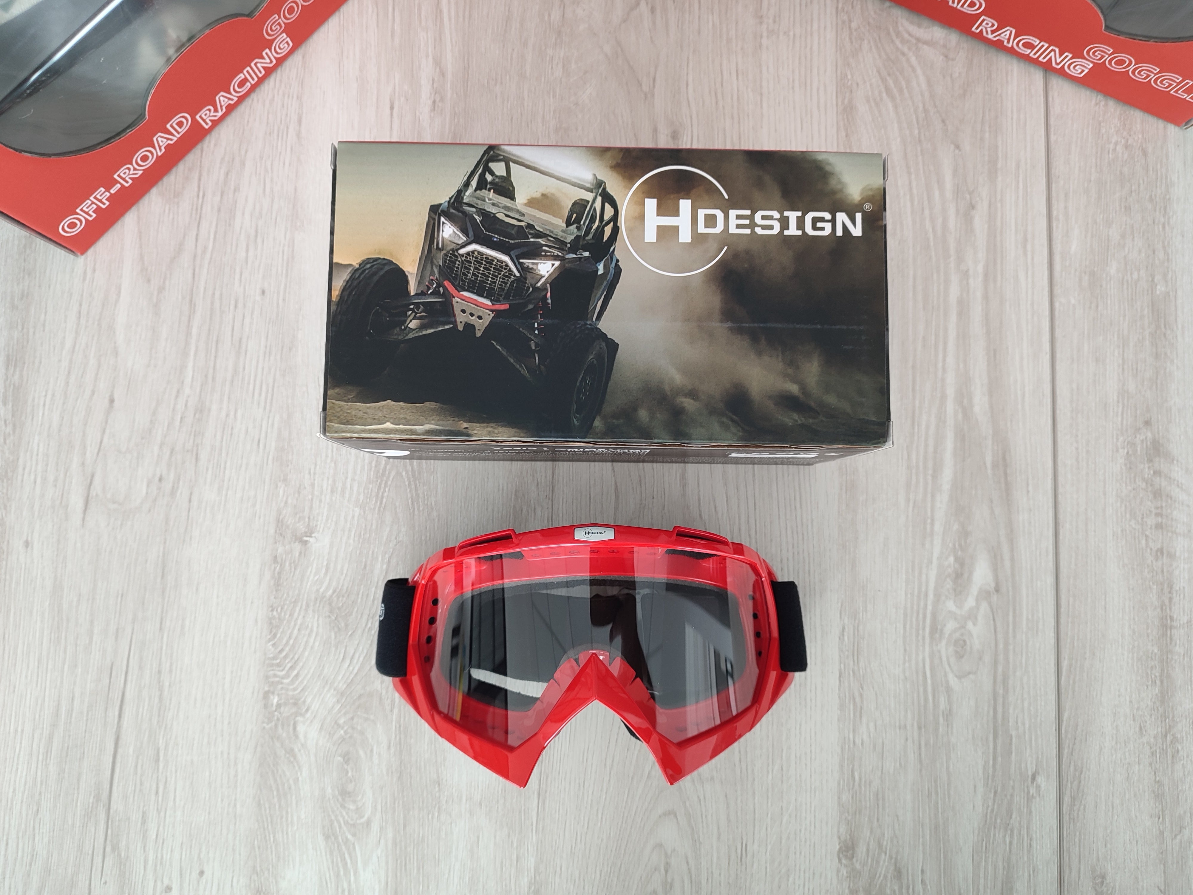 Imagen de accesorio Hdesign para UTV, RZR y X3, compatible con Polaris y Can-Am, incluyendo goggles, guantes y whips para rutas y expediciones offroad