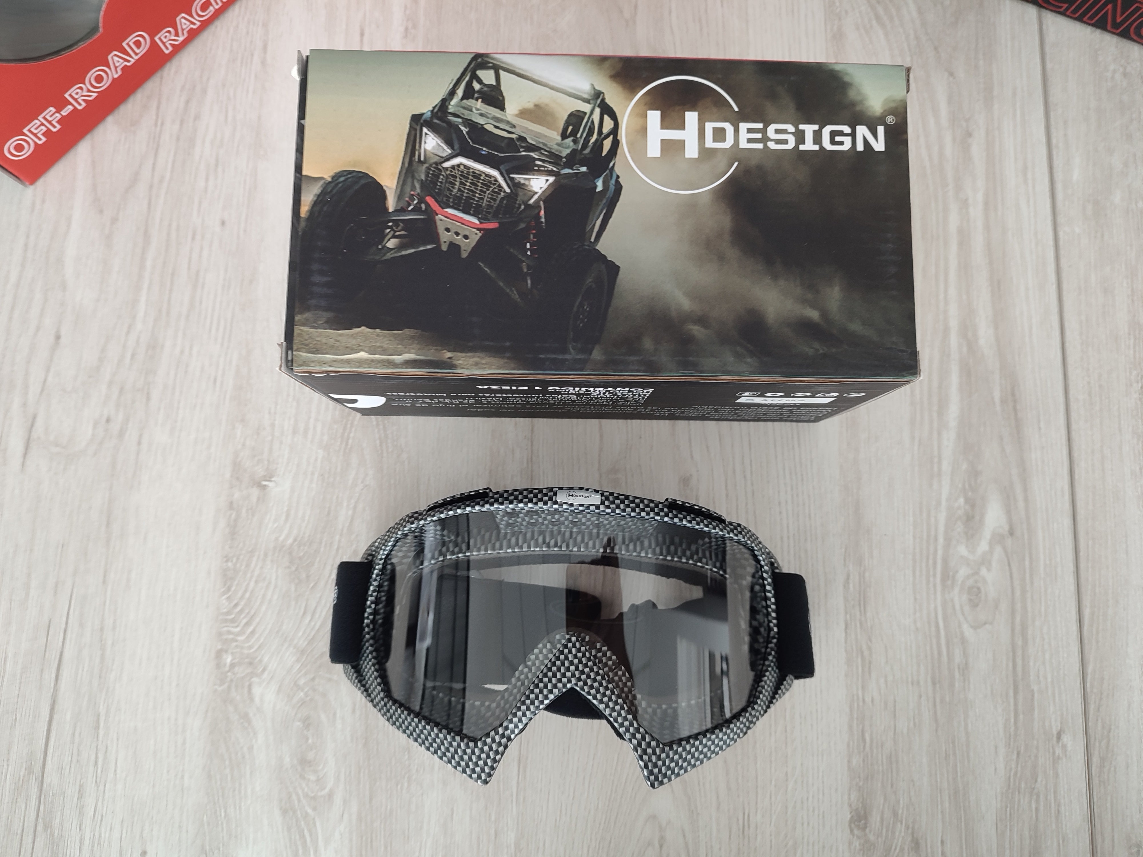 Imagen de accesorio Hdesign para UTV, RZR y X3, compatible con Polaris y Can-Am, incluyendo goggles, guantes y whips para rutas y expediciones offroad