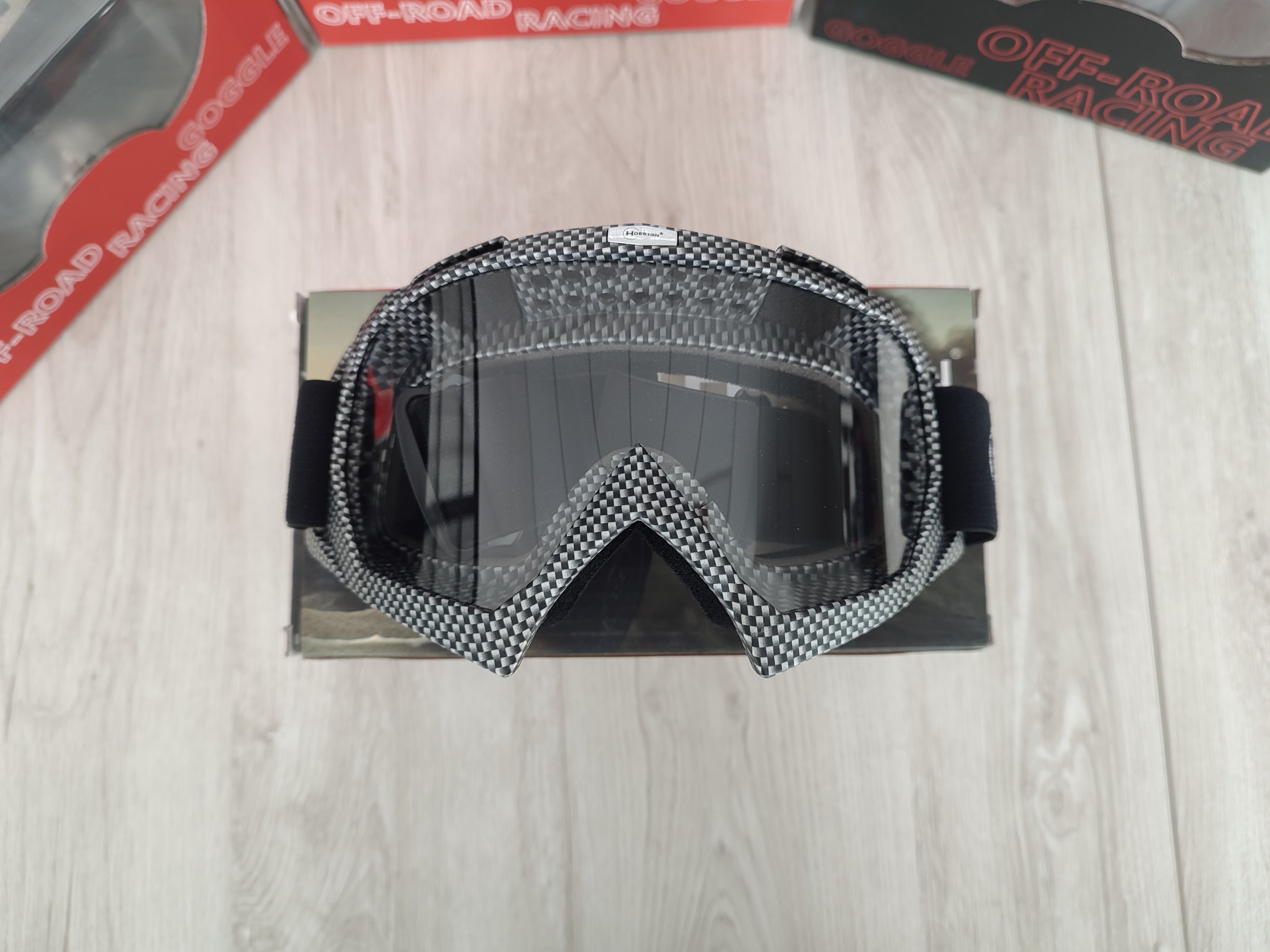 Imagen de accesorio Hdesign para UTV, RZR y X3, compatible con Polaris y Can-Am, incluyendo goggles, guantes y whips para rutas y expediciones offroad