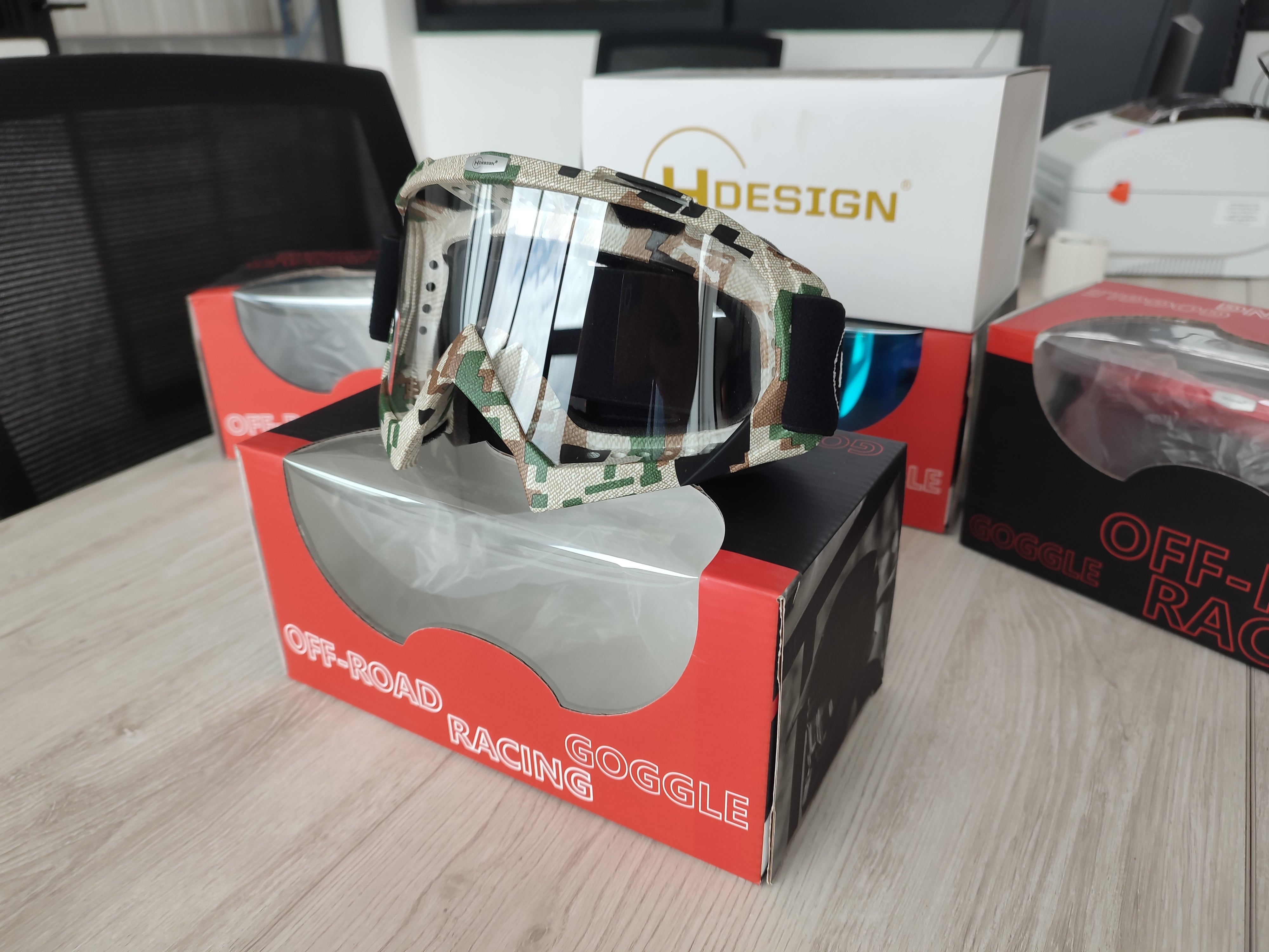 Imagen de accesorio Hdesign para UTV, RZR y X3, compatible con Polaris y Can-Am, incluyendo goggles, guantes y whips para rutas y expediciones offroad