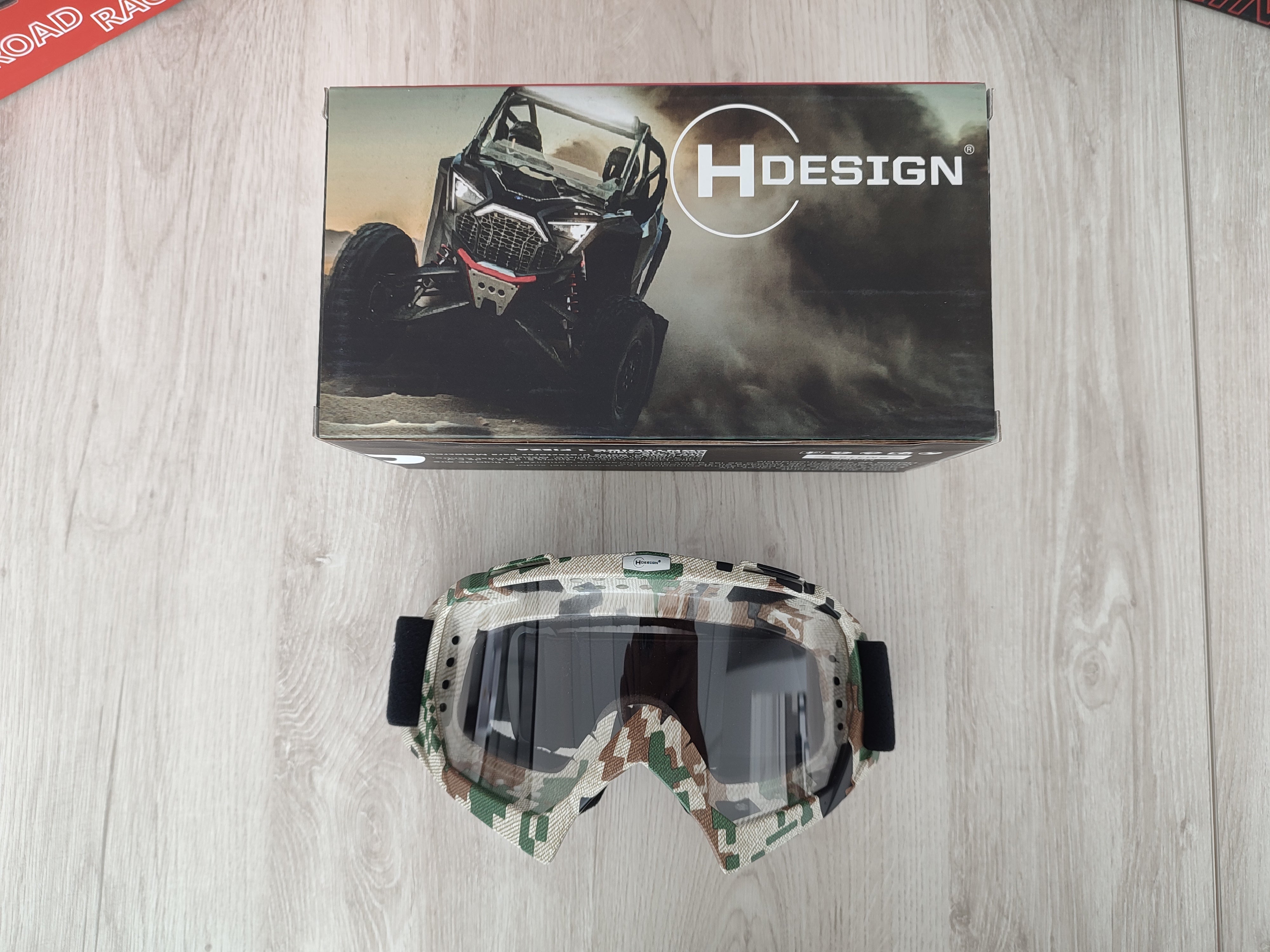 Imagen de accesorio Hdesign para UTV, RZR y X3, compatible con Polaris y Can-Am, incluyendo goggles, guantes y whips para rutas y expediciones offroad