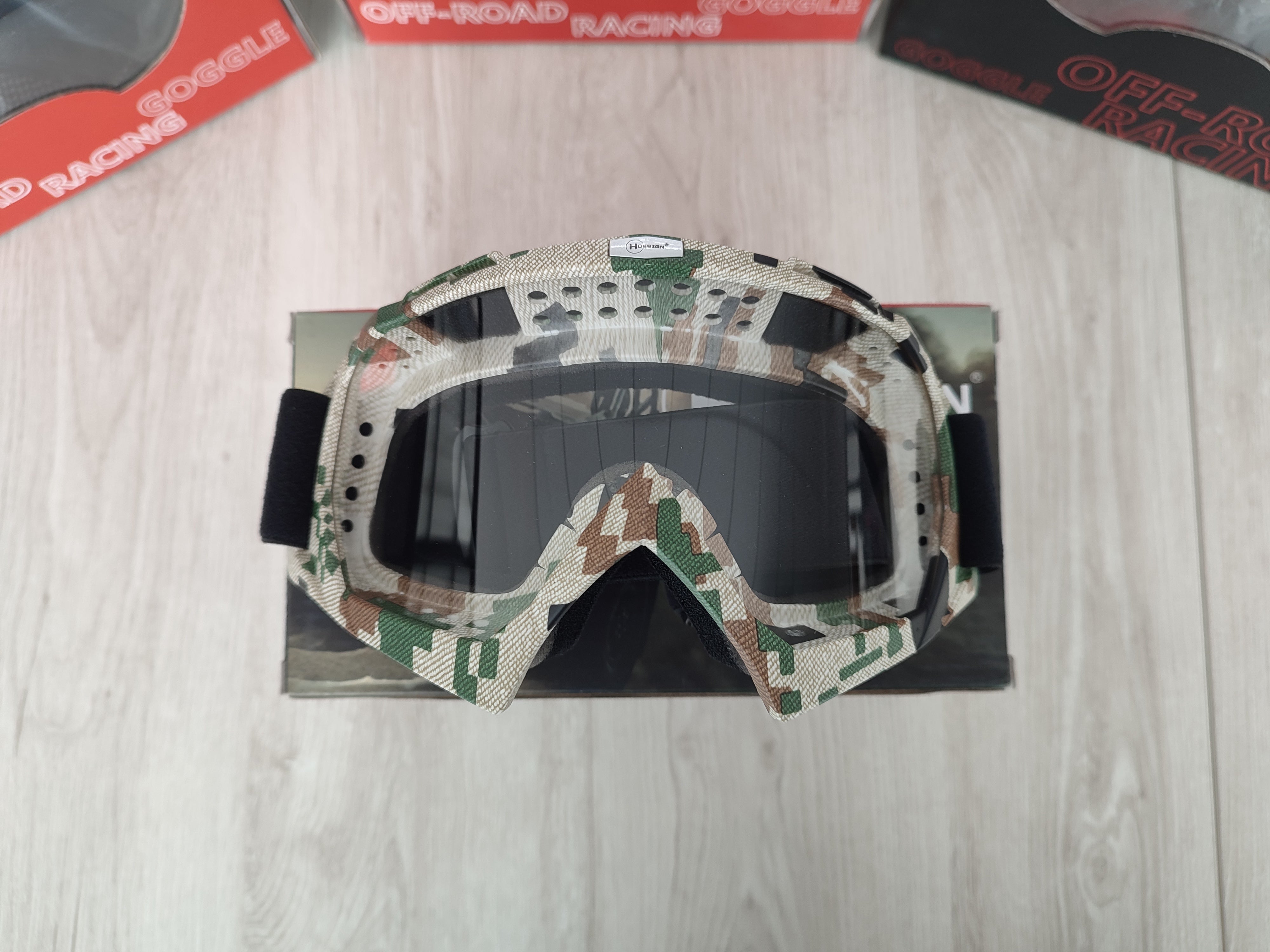 Imagen de accesorio Hdesign para UTV, RZR y X3, compatible con Polaris y Can-Am, incluyendo goggles, guantes y whips para rutas y expediciones offroad