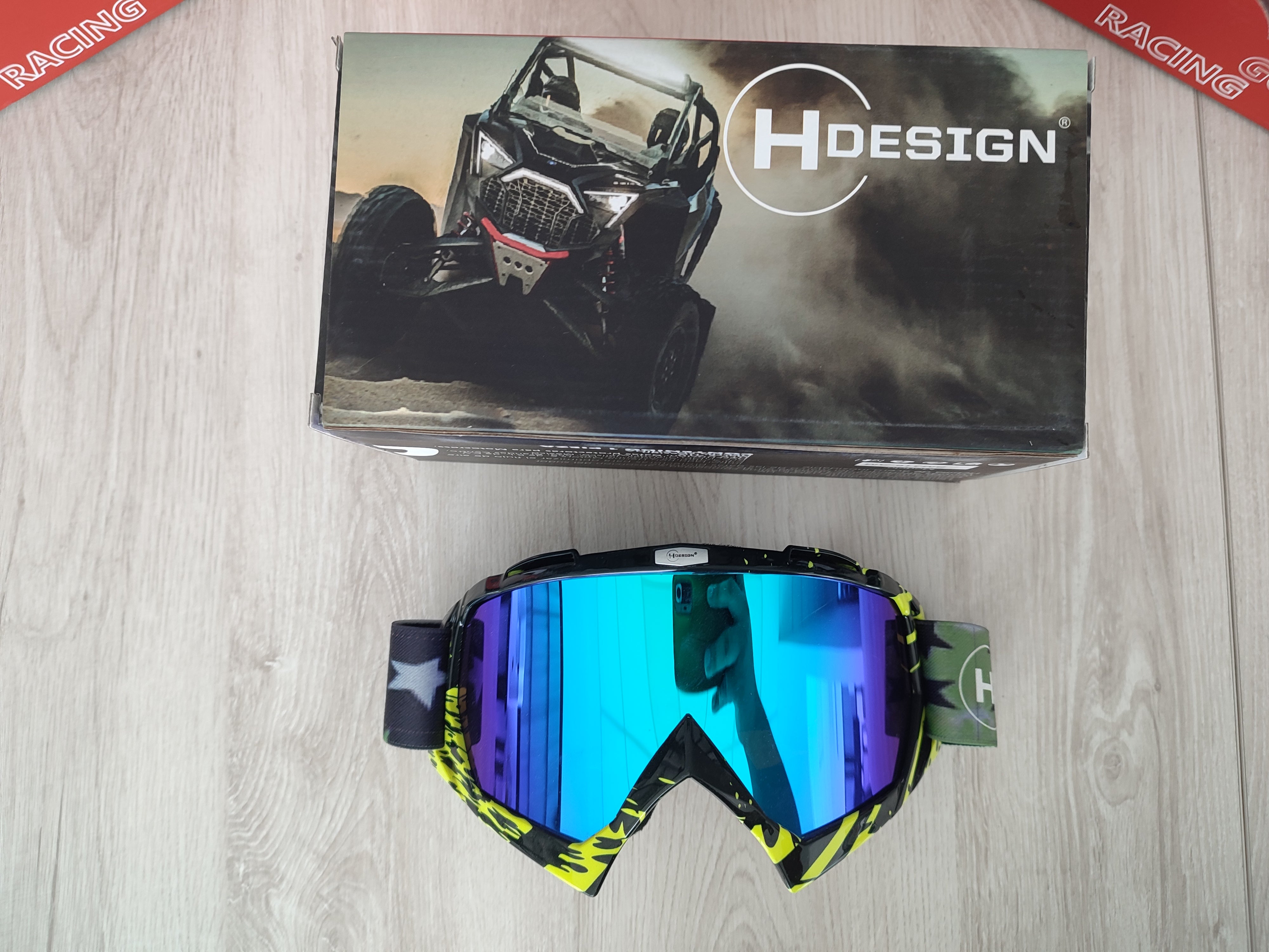 Imagen de accesorio Hdesign para UTV, RZR y X3, compatible con Polaris y Can-Am, incluyendo goggles, guantes y whips para rutas y expediciones offroad