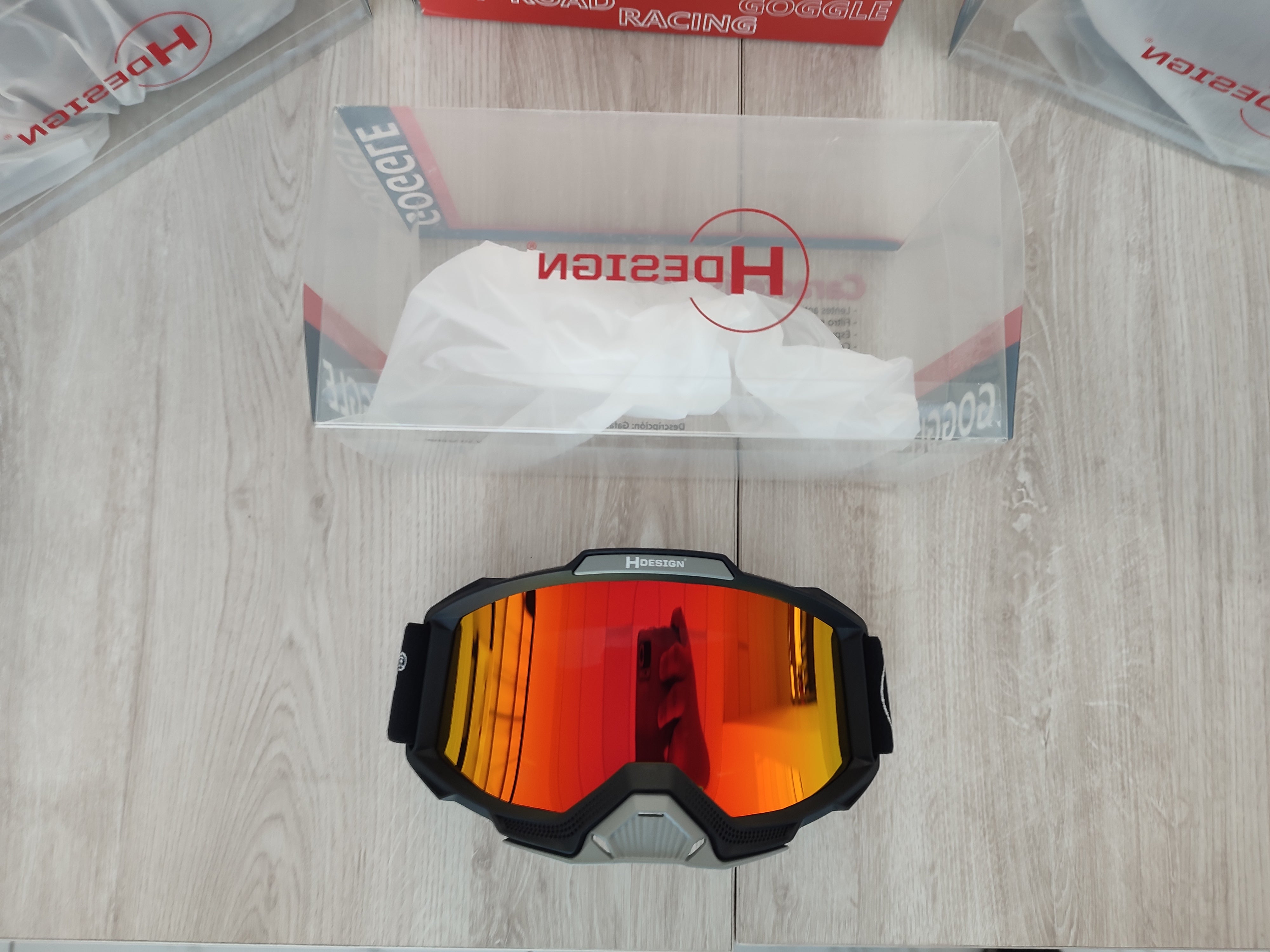 Imagen de accesorio Hdesign para UTV, RZR y X3, compatible con Polaris y Can-Am, incluyendo goggles, guantes y whips para rutas y expediciones offroad