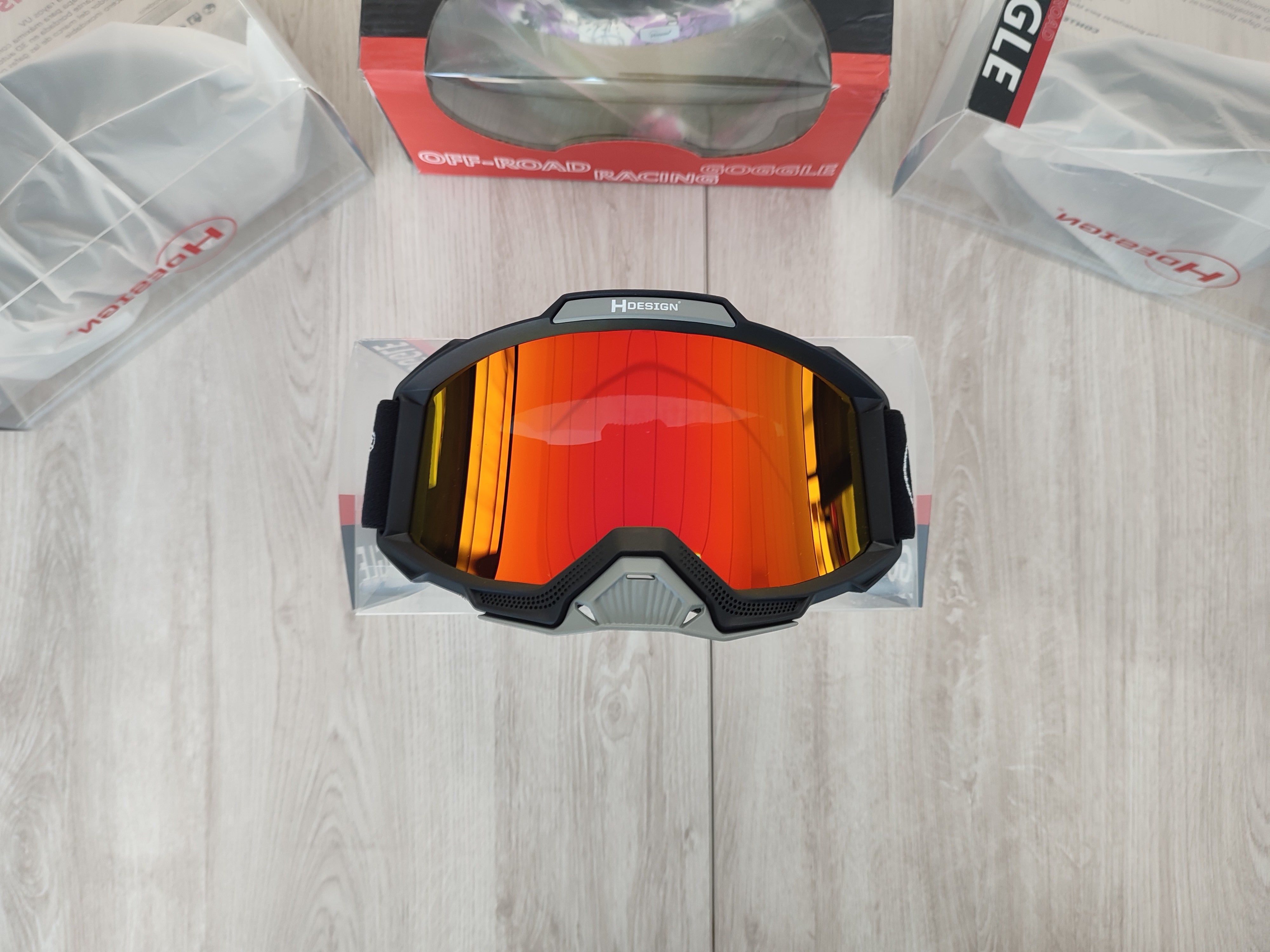 Imagen de accesorio Hdesign para UTV, RZR y X3, compatible con Polaris y Can-Am, incluyendo goggles, guantes y whips para rutas y expediciones offroad