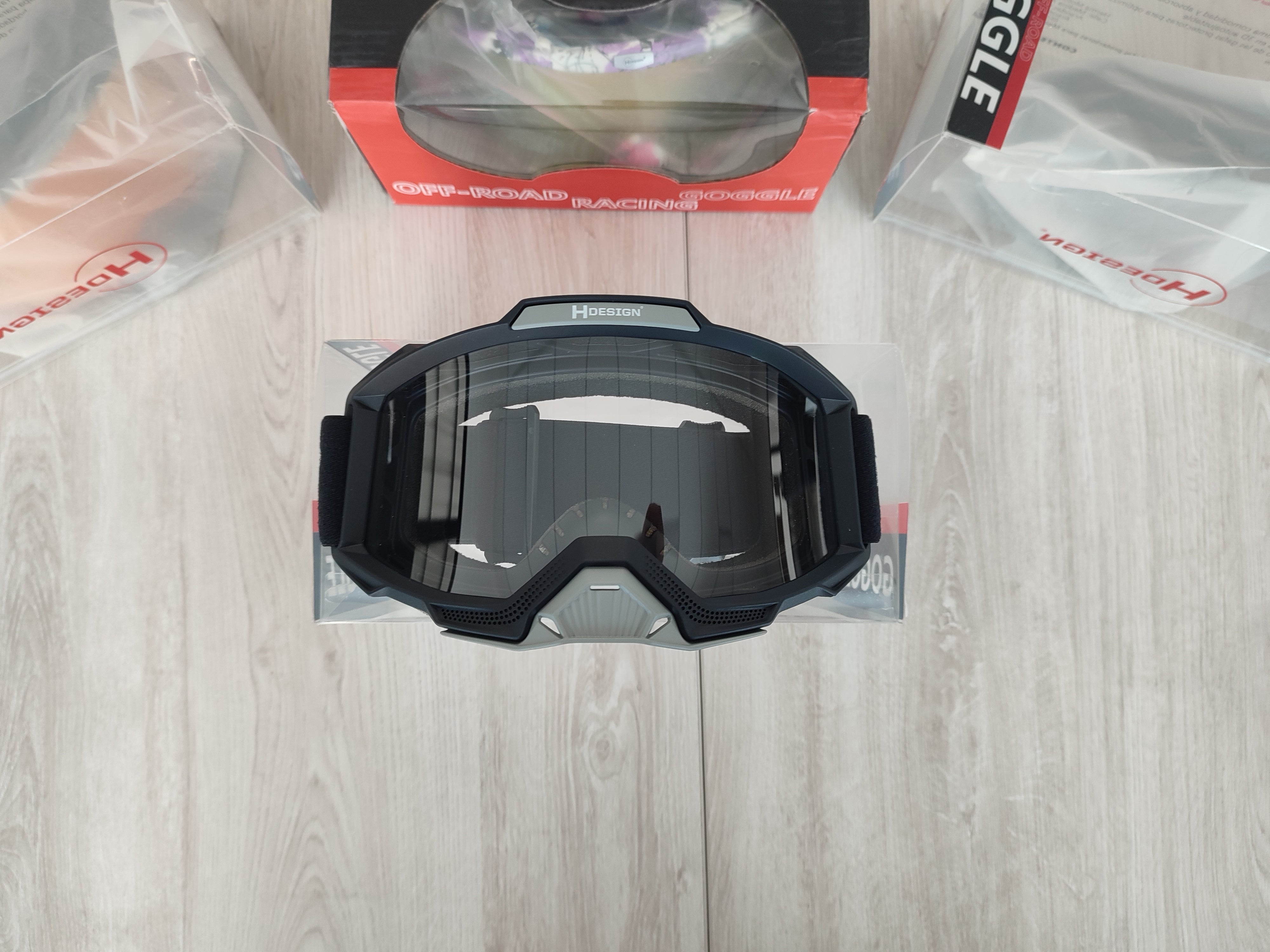 Imagen de accesorio Hdesign para UTV, RZR y X3, compatible con Polaris y Can-Am, incluyendo goggles, guantes y whips para rutas y expediciones offroad