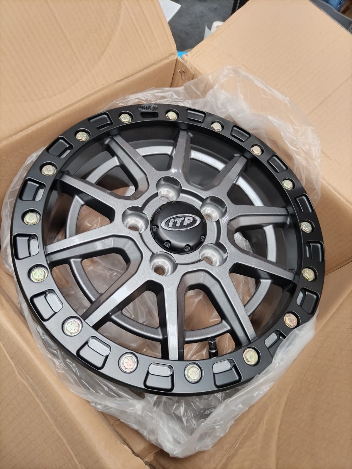 Imagen de llantas ITP Tires para UTV, RZR y X3, optimizadas para terrenos 4x4, offroad, Polaris y Can-Am, ideales para rutas todoterreno