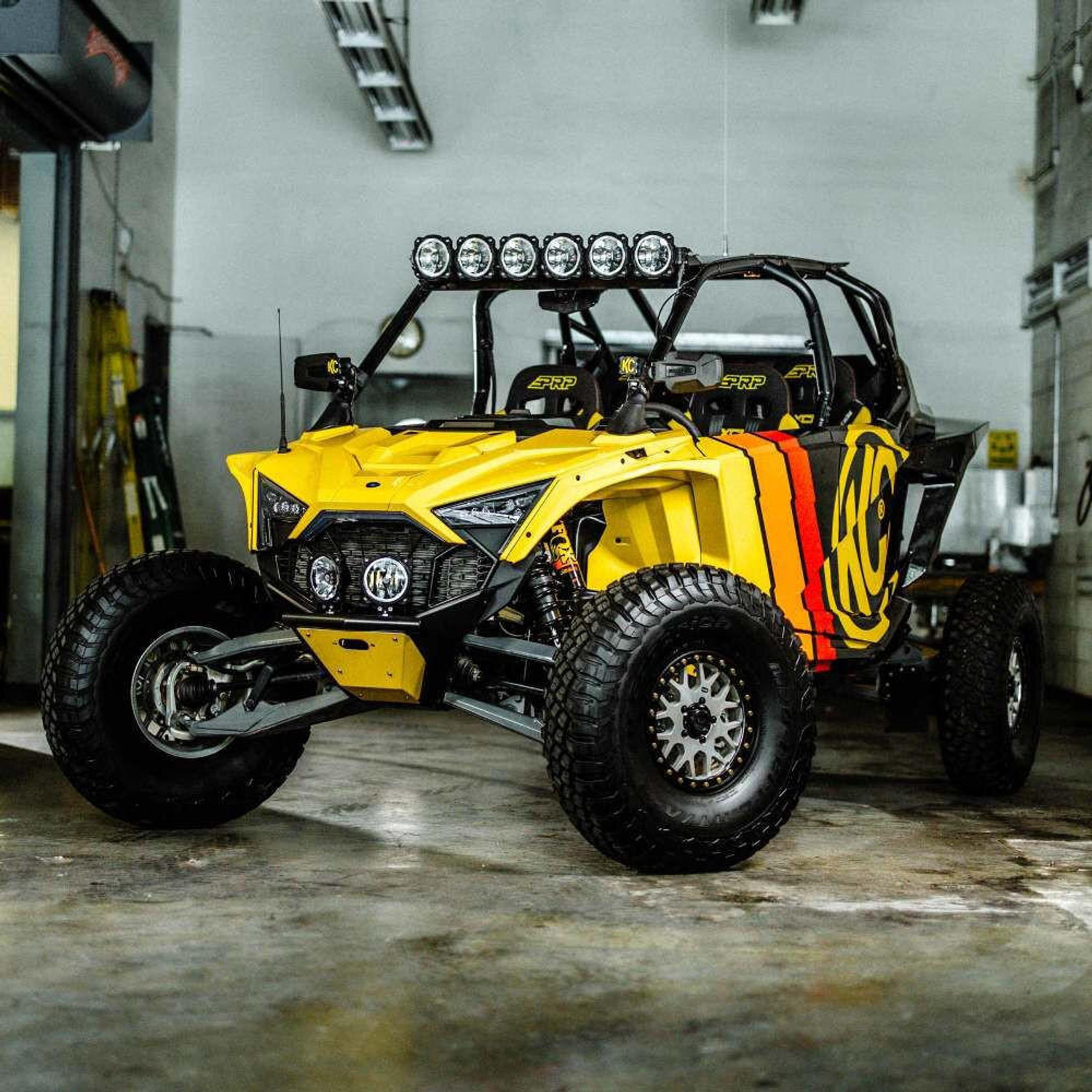 Imagen de luces offroad KC Hilites para UTV, RZR y X3, compatibles con Polaris y Can-Am, perfectas para rutas 4x4 y expediciones todoterreno