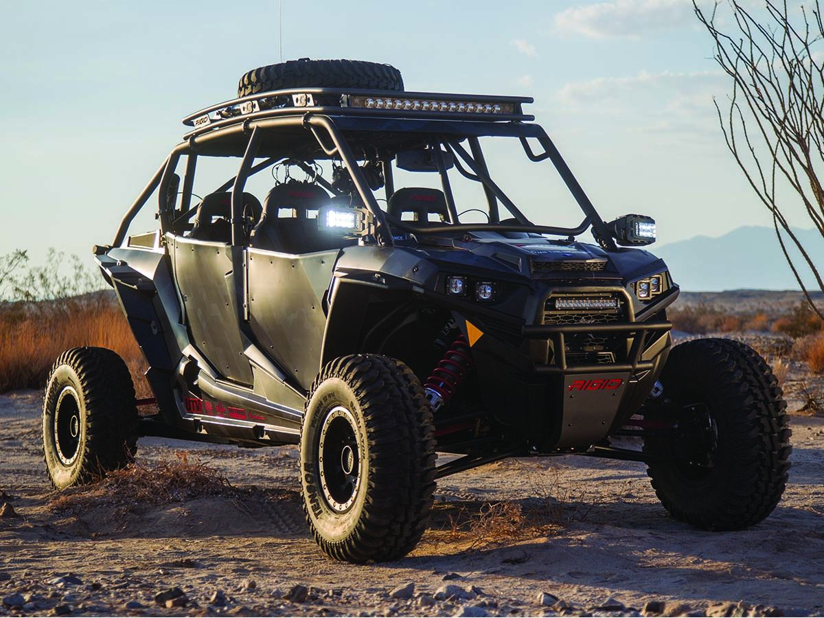 Imagen de luces LED Rigid Industries para UTV, RZR y X3, compatibles con Polaris y Can-Am, resistentes para rutas 4x4 y expediciones offroad