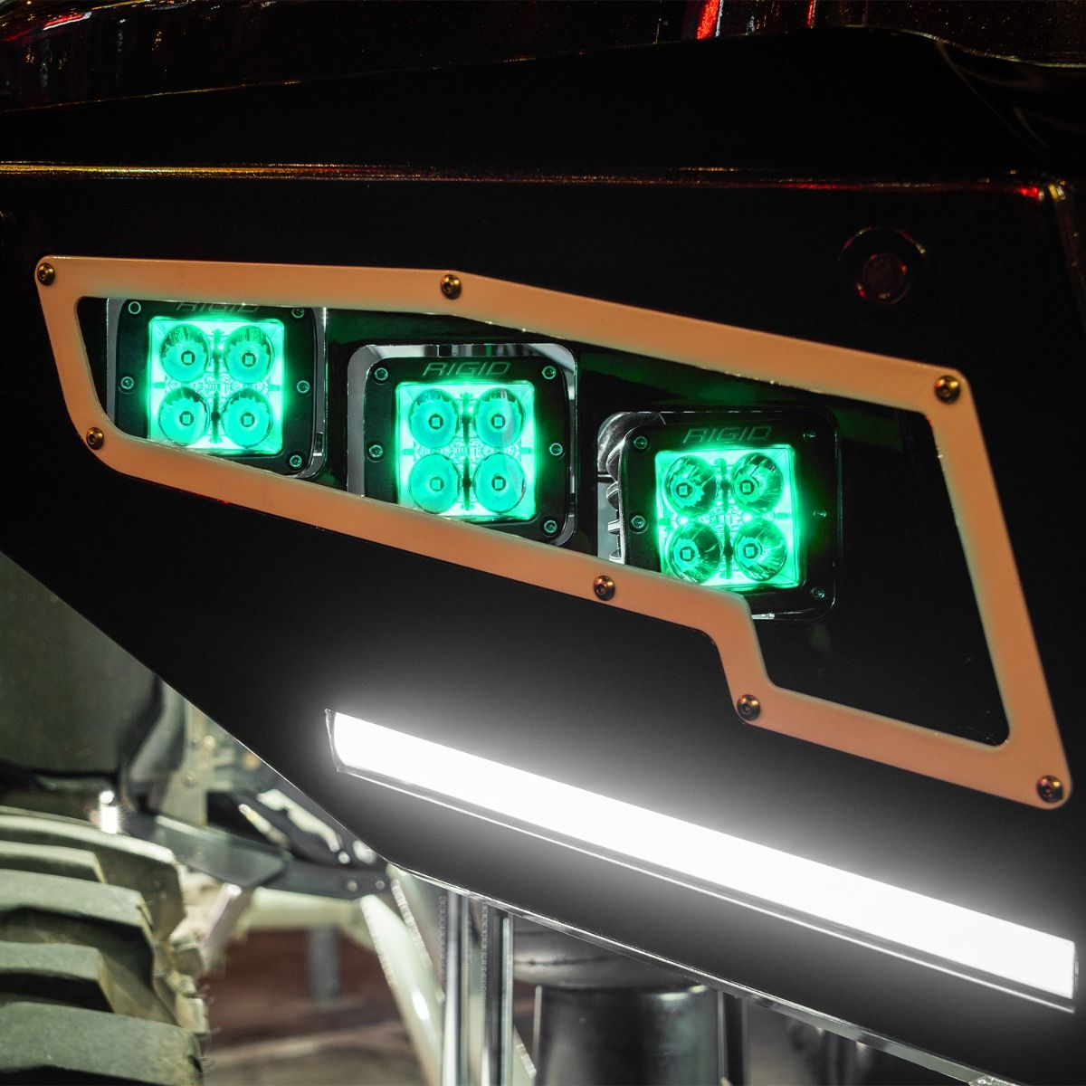 Imagen de luces LED Rigid Industries para UTV, RZR y X3, compatibles con Polaris y Can-Am, resistentes para rutas 4x4 y expediciones offroad