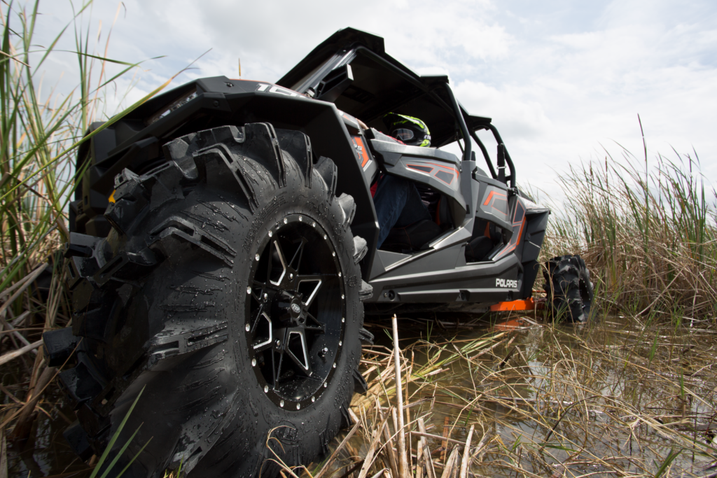 Imagen de llantas ITP Tires para UTV, RZR y X3, optimizadas para terrenos 4x4, offroad, Polaris y Can-Am, ideales para rutas todoterreno