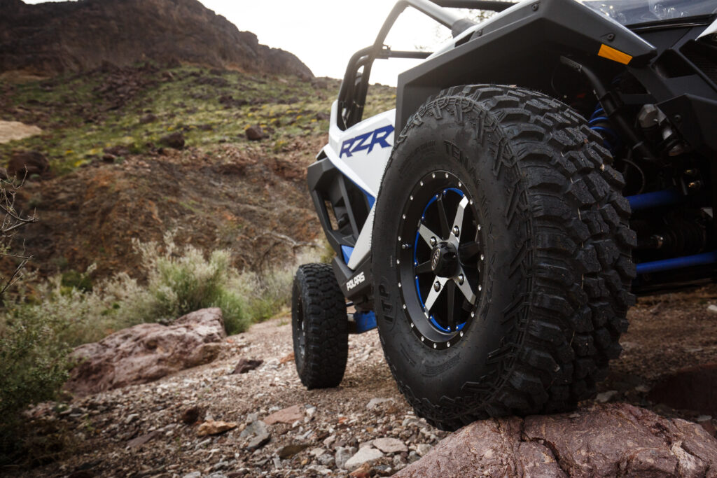 Imagen de llantas ITP Tires para UTV, RZR y X3, optimizadas para terrenos 4x4, offroad, Polaris y Can-Am, ideales para rutas todoterreno