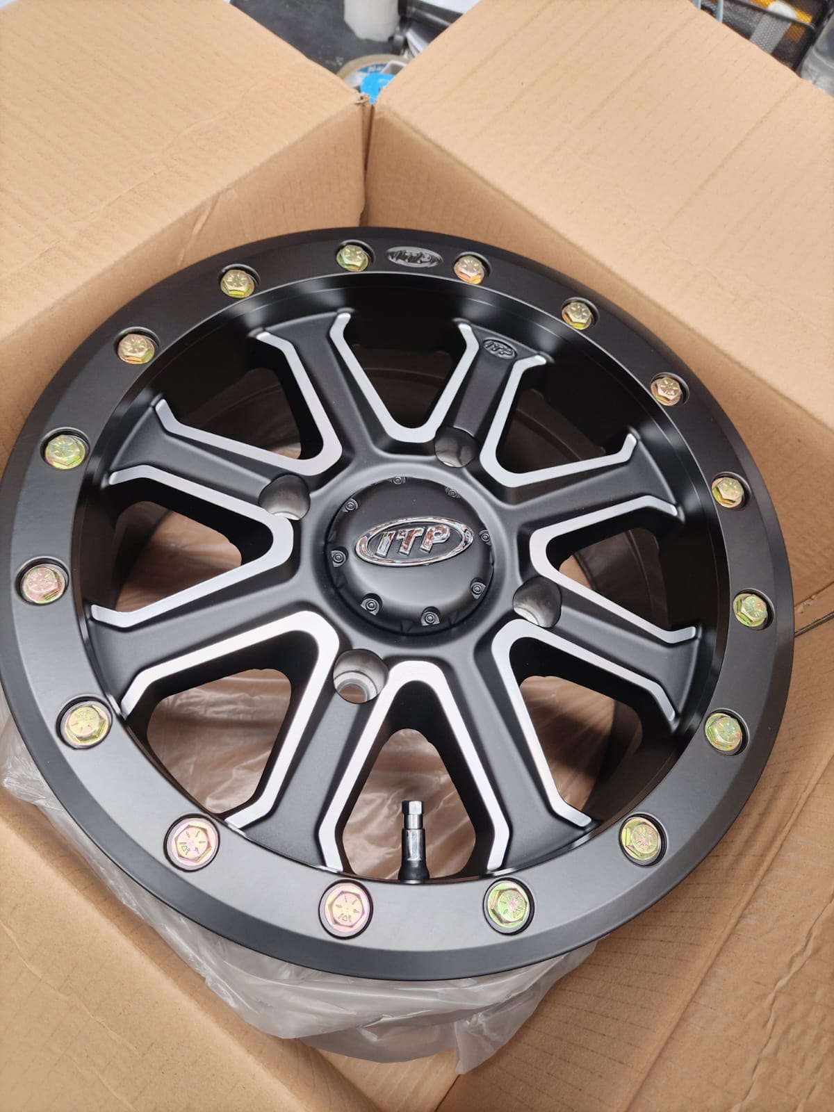 Imagen de llantas ITP Tires para UTV, RZR y X3, optimizadas para terrenos 4x4, offroad, Polaris y Can-Am, ideales para rutas todoterreno